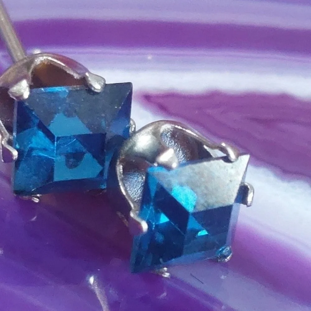 Blue Square uranium glass 6mm stainless steel studs - Picture 3 of 7
